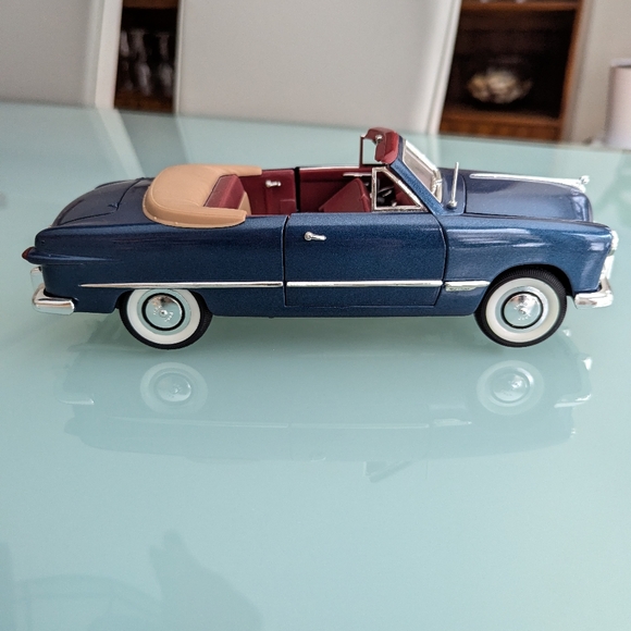 Mira Solido 1949 Ford Convertible Scale 1/18 Die Cast Model Car - Blue - Picture 4 of 12